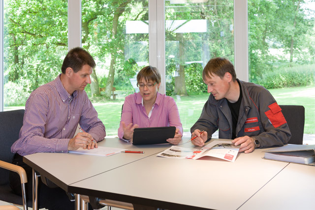 Entwicklungsarbeit bei Meier-Brakenberg Entwicklungsarbeit bei Meier-Brakenberg beginnt in der Praxis und Endet in der Praxis: Wir setzen Ideen aus Problemstellungen im Arbeitsalltag um und testen unsere Pordukte unter Praxisbedingungen.