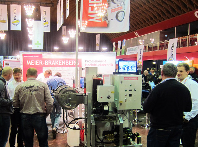 Messestand DeLuTa Bremen Zum zweiten Mal stellt Meier-Brakenberg auf der DeLuTa, dem Treffpunkt für Lohnunternehmer - diesmal in Bremen aus. Ausgestellt wird vor allem Hochdrucktechnik mit Frequenzregelung und die Lohnunternehmereinheit, bzw. der frequenzgeregelten Hochdruckpumpe mit Heißwassererzeuger.