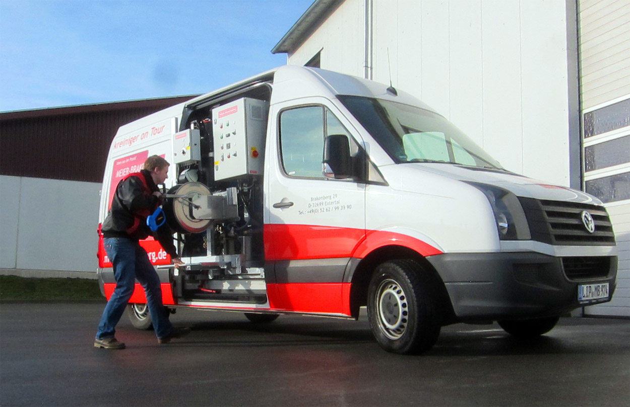 Vorführanlage für Lohnunternehmer Mit dem neuen Vorführwagen von Meier-Brakenberg, können Lohnunternehmer direkt bei ihnen Vorort die Leistungsfähigkeit der frequenzgeregelten Hochdruckpumpe mit Hotbox testen.