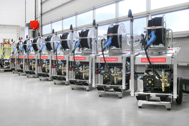 Benzinhochdruckreiniger mit bis zu 400 bar Extrem wendig und stromunabhängig. 1.150 l/h Wasserleistung und 400 bar sind die Kombination für härteste Einsätze. Ausgestattet mit einem kraftvollen 16kW Benzinmotor ist unser MBH1150V der ideale Spezialist für besondere Einsätze im Gelände. Überall dort, wo Strom nicht verfügbar ist und hartnäckigste Verschmutzungen zu finden sind, spielt er seine Stärken aus.
