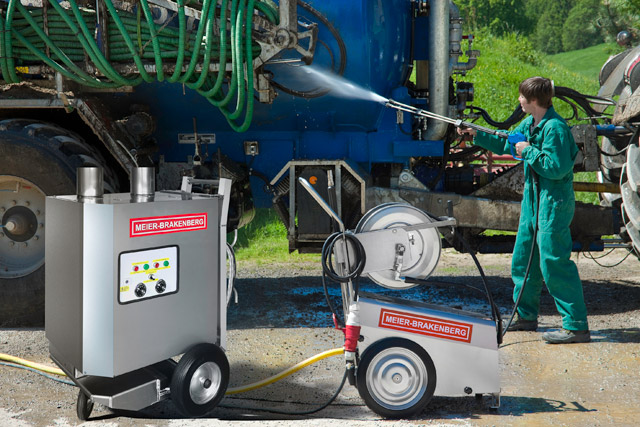 Mobiler Heißwassererzeuger MBHot Der mobile Heißwassererzeuger MBHot ist die richtige Ergänzung für den Profi-Hochdruckreiniger um mit Heißwasser zu waschen. Der MBHot erhitzt mit seinem 160 kW Brenner mit Edelstahlheizschlage Wasserdurchsätze von 30 l/min. auf 80-90 °C.
