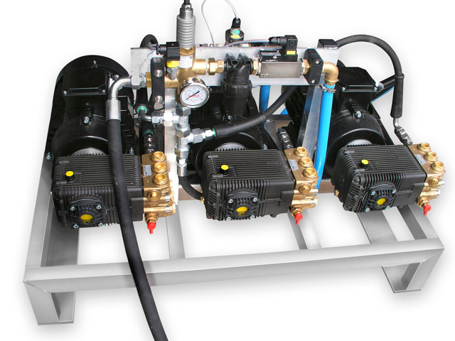 Drei-Pumpenanlage - im Wechsel geschaltet Stationäre Mehrfachpumpe mit drei Pumpen à 1.800 l/h in einem Schweinemastbetrieb mit 24.000 Tieren. Die Pumpen fahren im Wechsel an, um eine gleichmäßige Auslastung zu garantieren.