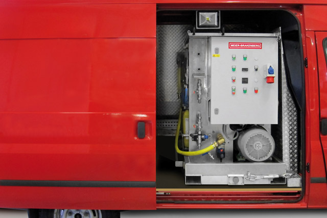 Frequenzgeregelte Hochdruck-Pumpe im mobilen Einsatz Frequenzgeregelte HD-Pumpe im mobilen Einsatz für einen Stallreinigungsdienstleister. Die Anlage wurde samt Brauchwassertank und Chemieinjektion zur Dosierung von Reinigungs- und Desinfektionsmitteln im Transporter installiert.