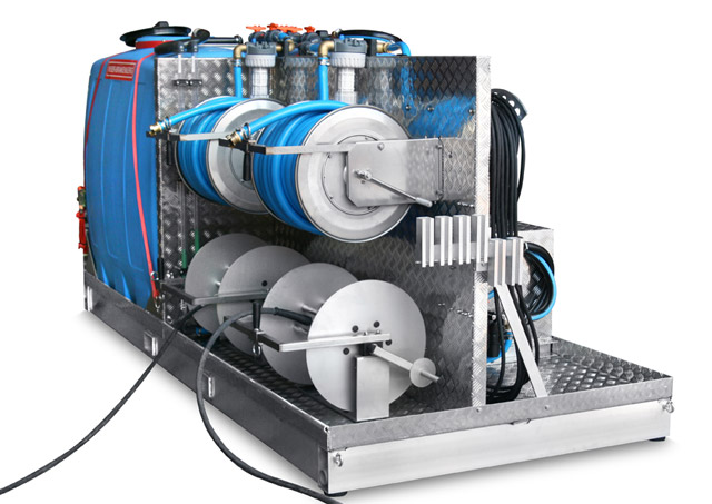 Stationäre Hochdruckpumpeneinheit auf Anhänger Stationäre HD-Anlage auf Gestell für PKW-Anhänger - die ideale Lösung für professionelle Reinigungsdienstleister. Pumpe mit 2 x 2.400 l/h.