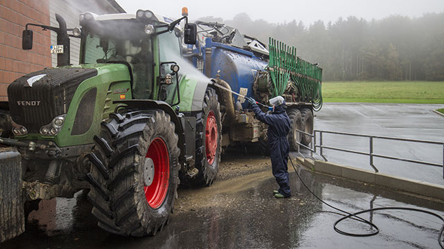 Frequenzgerelte Hochdruck-Heißwasserstation Ideal für die Maschinenreinigung mit zwei Personen gleichzeitig.