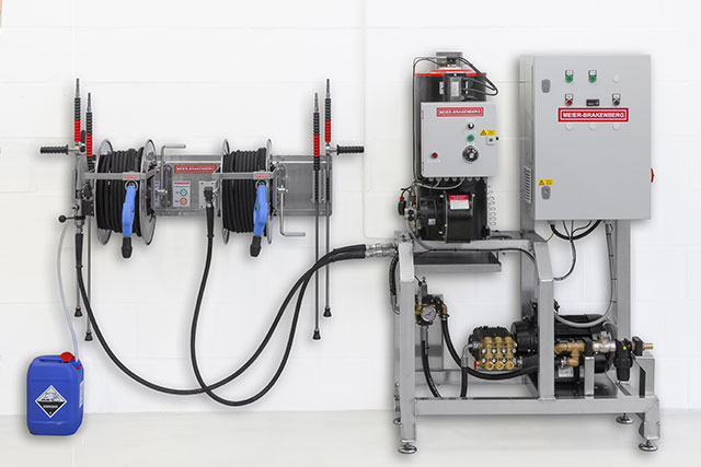Frequenzgerelte Hochdruck-Heißwasserstation für Lohnunternehmer Frequenzgeregeltes Hochdruckaggregat für bis zu 3.000 l/h bzw. 4.200 l/h
und integrierter Heißwassereinheit MBHot, die stufenlos bis zu 90° C regulierbar ist. Das mit abgebildete Bedienpanel umfasst Schlauchroller für zwei parallel arbeitende Anwender. So kann die Pumpeneinheit im Geräteraum und das Schlauchpanel am Waschplatz stehen.