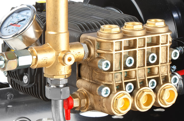 Die Profi Hochdruckpumpe mit 40, bzw. 50 l /min. ist das Herzstück der mobilen Meier-Brakenberg Profi-Hochdruckreiniger. Sie ist mit Keramikkolben und Messing-Pleuel ausgestattet.  Das Plunger/Kolbenprinzipt garantiert hohe Standzeiten und eine lange Lebensdauer.