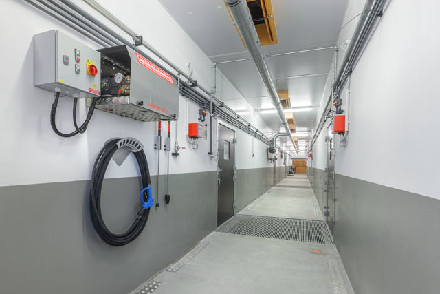Stationäres Hochdruckreiniger Profi Wandgerät Platzsparend an der Wand montiert. Die Edelstahleitungen sorgen für saubere Optik, lange Lebensdauer und minimale Drcuckverluste
