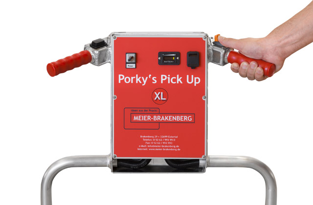 Mit der intuitiv zu bedienenden Steuerung des Porky's Pick Up XL für den Fahr- und Walzenantrieb, lässt sich der Kadaverwagen optimal manövrieren und verendete Tiere leicht aufnehmen.