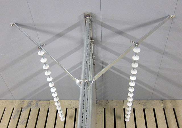 Halter für Beschäftigungsmaterial Die robusten Halter für Beschäftigungsmaterial bieten Befestigungsmöglichkeit für Spielmaterial wie Beißketten, Beißsterne oder Beißkugeln. Hier im Bild die klassische Installation in zwei Mastbuchten mit Befestigung an der Abteilwand.