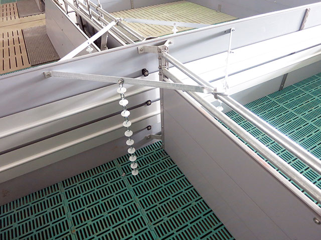 Halter für Beschäftigungsmaterial Die robusten Halter für Beschäftigungsmaterial bieten Befestigungsmöglichkeit für Spielmaterial wie Beißketten, Beißsterne oder Beißkugeln. Hier im Bild die Installation im Ferkelstall in einem Doppelabteil.
