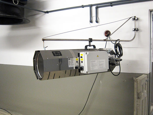 Edelstahl-Gaskanonenhalter Gaskanonen und Warmlufterzeuger können mit dem Gaskanonenhalter von Meier-Brakenberg optimal im Stall aufgehängt werden. Durch den schwenkbaren Halter sind die Gaskanonen auch vom Abteilgang erreichbar.