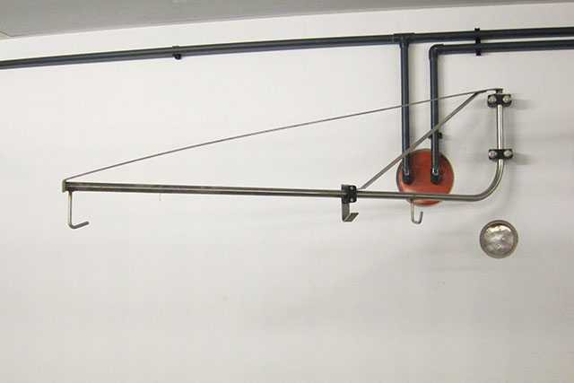 Edelstahl-Gaskanonenhalter Gaskanonen und Warmlufterzeuger können mit dem Gaskanonenhalter von Meier-Brakenberg optimal im Stall aufgehängt werden. Durch den schwenkbaren Halter sind die Gaskanonen auch vom Abteilgang erreichbar.