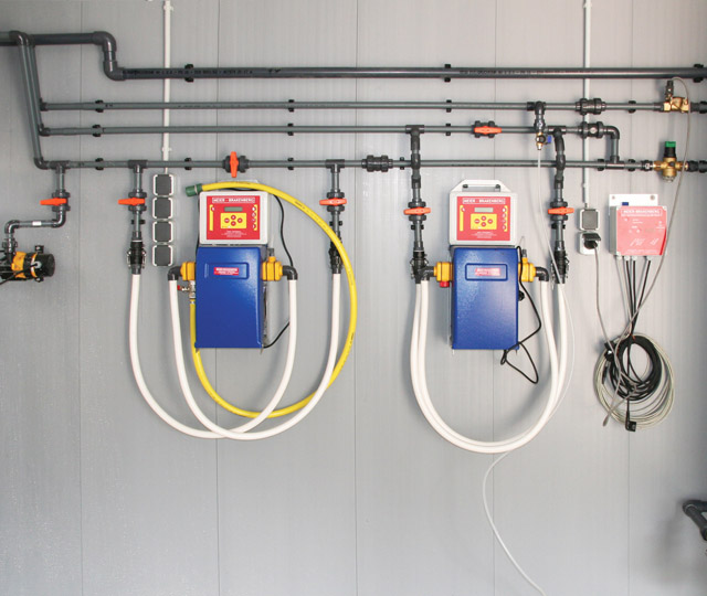 Wasserverteilung im Schweinestall mit zwei fest integrierten, elektrischen Medikamentendosierern - jeweils MBDos1. In dieser Anordnung können Säuren und Medikamenten parallel in das Tränkewasser eindosiert werden.