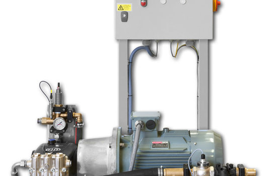 Frequenzgeregelte Profi Hochruckreinigungsanlage Der stationäre Hochdruckreiniger mit einer Frequenzregelung eignet sich besonders für die Reinigung mit mehreren Anwendern gleichzeitig. Hohe Maximal-Wasserleistung: 3.000 l/h bis 12.000 l/h bei Doppelpumpenanlagen sind möglich. Der Frequenzumrichter lässt die Pumpe flexibel drehen, was unterschiedlichste Wasserleistungen möglich macht.