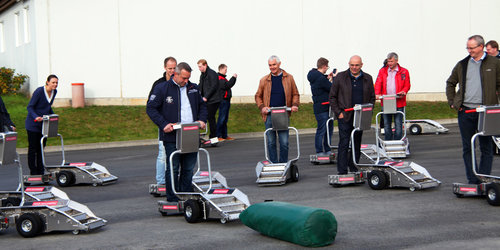 Kadaververladung mit dem Porky's Pick Up Hier dürfen Interessierte live testen wie einfach, schnell und hygienisch der Umgang mit Tierkadavern unter Verwendung des Porky's Pick Up sein kann.