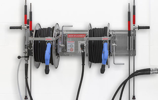 Schlauchrollerpanell für die Lohnunternehmerstation Am fest intallierten Schlauchrollerpanell für die Lohnunternehmerstation können zwei Anwender gleichzeitig ihr Schlauchpaket beziehen. Gleichzeitig besteht die Möglichkeit an Ort und Stelle Reinigungs- und Desinfektionsmittel einzudosieren.