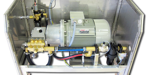 Frequenzgeregelter Hochdruckreniger mit Heißwasser-Hochdruckpumpe Die Hochdruckpumpe der neuen Sonderkonstruktion findet inkl. Anbau-Zubehör in einer kompakten Edelstahleinhausung platz. Die große Edelstahlhaube kann für Servicearbeiten am Gerät schnell abmontiert werden.