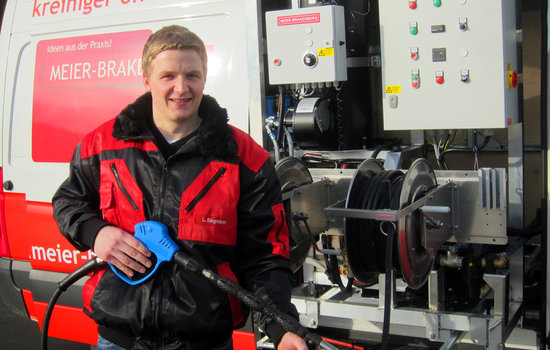 Lennart Siegmann Lennart Siegmann - Spezialist in der Anwendung der frequenzgeregelten Hochdrucktechnik berät Lohnunternehmer direkt Vorort und führt die Anlage mit Heißwassererzeuger MBHot vor.