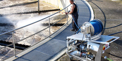 Sonderkonstruktion für einen Wasseraufbereitungsbetrieb Selbst hartnäckige Verschmutzungen, z. B. die Abflussrinnen im Accelatorbecken der Kläranlage der Stadtentwässerung Weinstadt meistert der MBH6000 mühelos. Das Gerät kann über eine große Entfernung mit dem starken Wasserstrahl Verschmutzungen lösen.