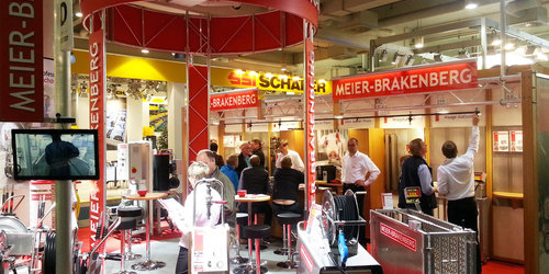 AgriTechnica 2015 - Hannover: Stand Meier-Brakenberg Der Stand von Meier-Brakenberg auf der AgriTechnica 2015 in Hannover. Ausgestellt wurde die Profi-Hochdrucktechnik. Dazu zählten die Neuheiten. Heißwasser-Hochdruckreiniger MBHot1320 und der neue Profi-Hochdruckreiniger MBH1500. Hier Bild zu sehen: die mobile Einzeltierwaage für Mastschweine
