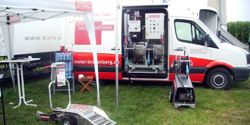 Düstermühlenmarkt in Legden - mit der frequenzgeregelten Hochdruckpumpe Auf dem Düstermühlenmarkt in Legden stelle der Exklusivpartner, die Firma Franz Josef Hußmann das neue Showcar mit integrierter, frequenzgeregelter Hochdruckpumpe vor.
Vorteil der Frequenzpumpe: zwei Nutzer können unabhängig von einander Reinigungsarbeiten durchführen.