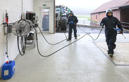 Frequenzgerelte Hochdruck-Heißwasserstation Ideal für die Maschinenreinigung mit zwei Personen gleichzeitig.