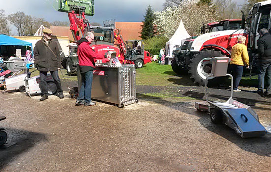 Vertriebspartner Werner Kamper auf den Artländer Wild- und Fischtage Unser Vertriebspartner für Hochdrucktechnik und Tierwaagen, die Firma Werner Kamper stellte auf den 4ten Artländer Wild- und Fischtagen die Meier-Brakenberg Profi-Hochdruckreiniger und auch das neue Porky's Pick Up aus.