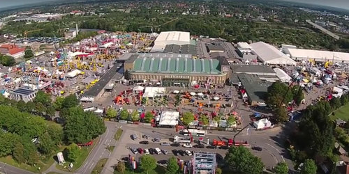 Treffpunkt für Bauleiter und Poliere: die Nordbau in Neumünster Auf dem Gelände der Holsten-Hallen findet dieses Jahre erneut die Nordbau statt. Schwerpunkt auf der Messe ist die Baumaschinen sparte. Hier präsentiert Meier-Brakenberg Hochdruckreiniger speziell zur Reinigung der Baugeräte. Ob der benzinbetriebene und damit autarke Hochdruckreiniger oder die speziellen Heißwassergeräte: hier ist für jede Anwendung etwas dabei!