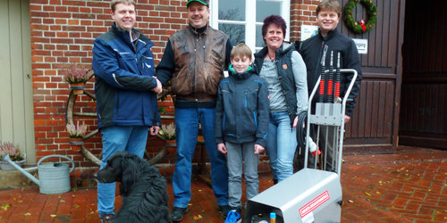 Gewinnübergabe des neuen Profi-Hochdruckreinigers MBH1500 Familie Thöle erhält Ihren Hauptgewinn der Verlosung zur AgriTechnica 2015: der neue Profi-Hochdruckreiniger MBH1500