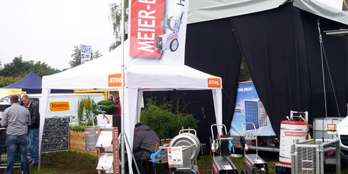 Messezelt auf dem Düstermühlenmarkt in Legden Das Messezelt des Vertriebspartner Franz-Josef Hußmann beherbergt den Profi-Hochdruckreiniger MBH1800 und die mobile Einzeltierwaage für Mastschweine. Verkaufsberater Alfons Stepaß steht Interessierten beratend zur Seite.