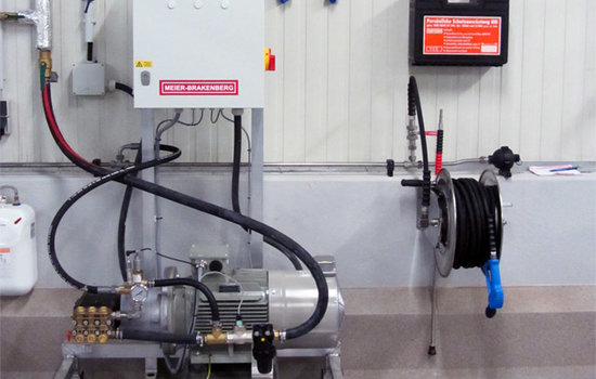 Frequenzpumpenanlage für maximal 4 Nutzer Frequenzpumpenanlage für die Lebensmittelindustrie - Vier Reinigungskräfte können gleichzeitig arbeiten.